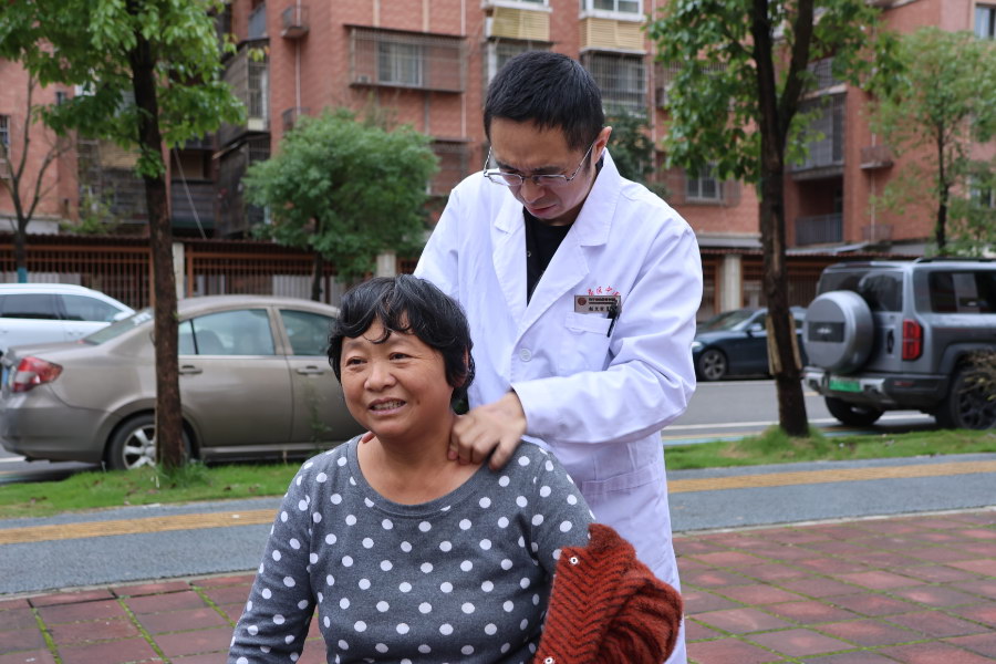 安居區金秋“健康禮包”進社區 關懷送到老人心坎上