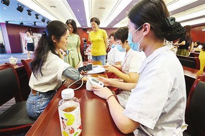 守護(hù)職場健康，服務(wù)暖企心——記“健康義診進(jìn)企業(yè)”專項(xiàng)咨詢服務(wù)活動